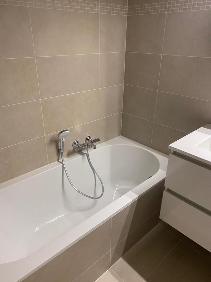 Lichtrijk 2-Slaapkamerappartement Met Zeezicht En Gratis Parking Ostend Exterior photo